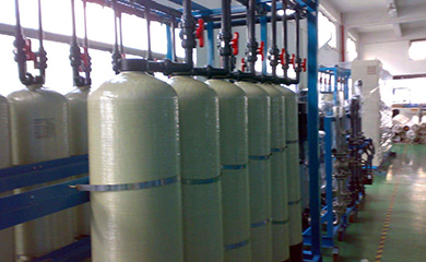 拋光混床的樹脂是不能再生重復(fù)使用的。拋光混床又稱一次性混床一般情況用在工藝末端，用來更進(jìn)一步提高產(chǎn)水水質(zhì)。為獲得電子、醫(yī)藥或其他行業(yè)用電導(dǎo)率0.055μS/cm（電阻率18.2 MΩ·cm）的理論純水，在普通混床或EDI凈水設(shè)備后，通常還裝設(shè)拋光混床進(jìn)行最終的精處理。