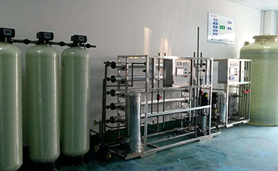 電去離子系統(tǒng)的作用是精除鹽。在使用RO滲透水脫除97～99%離子的前提下，EDI可直接將反滲透產(chǎn)水提純到純水、高純水、超純水的標(biāo)準(zhǔn)，而無需使用離子交換混床，其產(chǎn)水的電阻率最高可達(dá)18MΩ·cm。