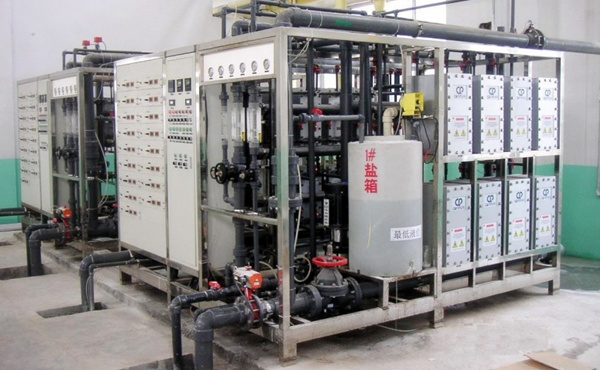 通過獨(dú)特的設(shè)計(jì)，使進(jìn)水通過填充有可再生樹脂的淡水室，使水中雜質(zhì)離子被樹脂吸附，從而得到純化水。而樹脂在直流電場裂解水的作用下得到無污染的再生，因此保持活性。而釋放的雜質(zhì)離子將在直流電場的作用下，定向移動，通過離子選擇膜進(jìn)入濃水室被濃水帶走。