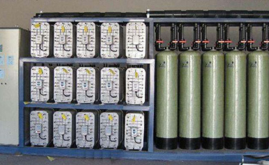 半導(dǎo)體、集成電路芯片及封裝、液晶顯示、高精度線路板、光電器件、各種電子器件、微電子工業(yè)、大規(guī)模、超大規(guī)模集成電路需用大量的純水、高純水、超純水清洗半成品、成品。集成電路的集成度越高，線寬越窄，對(duì)水質(zhì)的要求也越高。目前我國電子工業(yè)部把電子級(jí)水質(zhì)技術(shù)分為五個(gè)行業(yè)等級(jí)，分別為18MΩ.cm、15MΩ.cm、10MΩ.cm、2MΩ.c