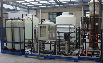 電鍍涂裝行業(yè)中，為了增加鍍件表面光潔度、亮度、附著力，電鍍液的配制需要用電導(dǎo)率在15uS/cm以下的純水，另外在鍍件漂洗時(shí)也需用電導(dǎo)率在10uS/cm以下純水來清洗。