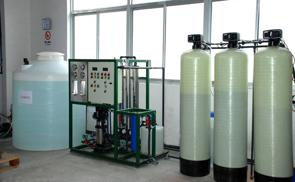 離子交換設(shè)備是通過離子交換樹脂在電解質(zhì)溶液中進(jìn)行的，可去除水中的各種陰、陽離子，是制備高純水工藝流程中不可替代的手段。離子交換器分為陽離子交換器、陰離子交換器等。 當(dāng)原水通過離子交換柱時，水中的陽離子和水中的陰離子（HCO-等離子）與交換柱中的陽樹脂的H+離子和陰樹脂的OH-離子進(jìn)行交換，從而達(dá)到脫鹽的目的。陽、陰混柱的