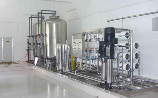 日用化妝品純水設(shè)備采用反滲透過(guò)濾技術(shù),反滲透RO技術(shù)是當(dāng)今先進(jìn)和有效的除鹽技術(shù)。其原理是在壓力的作用下，水分子透過(guò)反滲透膜成為純水，水中的雜質(zhì)被反滲透膜截留排出。