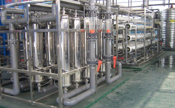       化工行業(yè)中的高純水主要應(yīng)用于電池行溶劑用純水、化學(xué)分析、化工材料、產(chǎn)品清洗、物質(zhì)的分離、濃縮、提純，廢物回收等場(chǎng)合的用水，對(duì)于水質(zhì)要求相對(duì)來(lái)說(shuō)不是太高，純水電導(dǎo)率從0.1uS/cm-20uS/cm就基本上能滿足要求。我們公司可根據(jù)客戶對(duì)水質(zhì)的具體要求，采用反滲透，離子交換，EDI等超純水生產(chǎn)工藝的不同組合，生產(chǎn)出即經(jīng)濟(jì)實(shí)用，又
