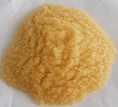 軟化樹脂是專用于軟化硬水的一種專用樹脂，通過(guò)離子交換技術(shù)，使水的硬度小于50 mg/L(CaCO3)。離子交換是一種特殊的動(dòng)態(tài)吸附過(guò)程，一般是由不溶于水的離子交換劑在電解質(zhì)溶液中進(jìn)行，這種離子交換劑即為離子交換樹脂。