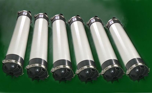 超濾膜，是一種孔徑規(guī)格一致，額定孔徑范圍為0.001-0.02微米的微孔過(guò)濾膜。在膜的一側(cè)施以適當(dāng)壓力，就能篩出小于孔徑的溶質(zhì)分子，以分離分子量大于500道爾頓、粒徑大于2～20納米的顆粒。超濾膜是最早開發(fā)的高分子分離膜之一，在60年代超濾裝置就實(shí)現(xiàn)了工業(yè)化。