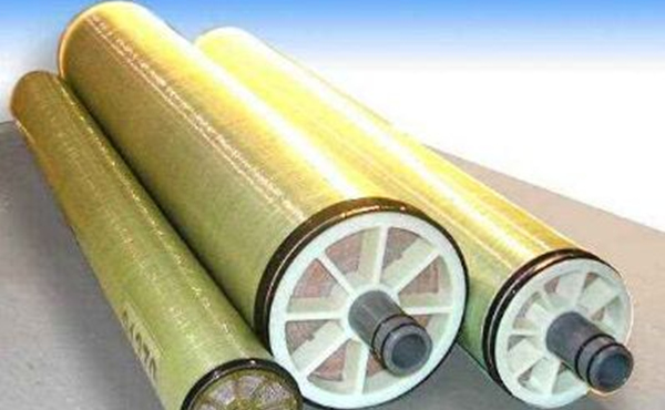 東麗RO膜東麗RO膜工作原理是將純水與含有溶質(zhì)的溶液用一種只能通過(guò)水的半透膜隔開，此時(shí)，純水側(cè)的水就自發(fā)的透過(guò)半透膜，進(jìn)入溶液一側(cè)，溶液側(cè)的水面升高，這種現(xiàn)象就是滲透。