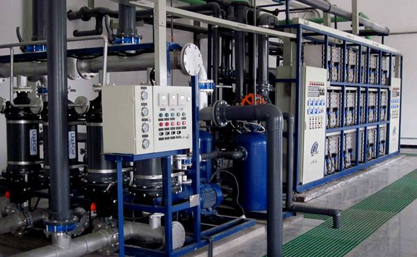 傳統(tǒng)的離子交換系統(tǒng)，去除水中的陰離子和陽離子，但水中仍然存在可溶性的有機(jī)物，可以污染離子交換柱從而降低其功效?，F(xiàn)在主要采用反滲透+混床或反滲透+EDI的制取工藝。超純水設(shè)備是集于超濾，微濾，吸附，殺菌等技術(shù)的設(shè)備。可以把自來水轉(zhuǎn)為超純水的設(shè)備。