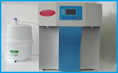 宏森環(huán)保實(shí)驗(yàn)室去離子水機(jī)設(shè)備采用先進(jìn)的反滲透技術(shù)，通過反滲透膜的優(yōu)化可以去除98%左右的離子，然后再由樹脂進(jìn)行脫鹽，以保證出水的穩(wěn)定，滿足客戶需求。