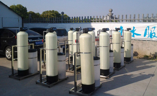 鍋爐軟化水設(shè)備分為時間控制型、流量控制型，連續(xù)供軟水系統(tǒng)型多種系列，有單閥單罐、單閥雙罐、雙閥雙罐并聯(lián)、大型多閥多罐串聯(lián)等多種組合形式，滿足用戶不同用水需求。