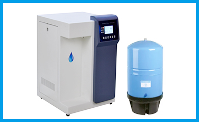 實驗室超純水機(jī)有著彩色的液晶顯示器和獨(dú)有的多行顯示系統(tǒng)，設(shè)備操作簡單；設(shè)備的主機(jī)連接著微電腦控制系統(tǒng)，有著自動檢測修復(fù)功能；一機(jī)能同時制備取用超純水和純化水，實驗、分析、科研等各類清洗均可滿足；該實驗室超純水設(shè)備具有具備開機(jī)自檢、缺水保護(hù)報警、停電自動復(fù)位、純水桶滿水后自動停機(jī)、超低壓保護(hù)、RO自動沖洗功能....