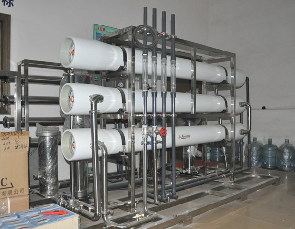       制藥行業(yè)純化水裝置，出水的水質符合美國GMP的認證，設備運行起來安全可靠，設備運行費用低。作為權威的純化水設備廠家，多年的生產經驗，良好的口碑和信譽，都成了很多用戶選擇我公司的原因。